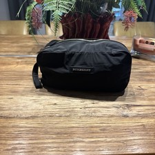 Burberry Designer Kosmetik Tasche Kulturbeutel schwarz Nylon Goldene hardware 