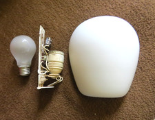 Wagenfeld.   Wandleuchte   "Muschel".    Peil &Putzler.    18 cm.  1952-1954