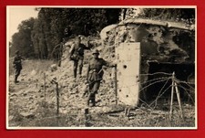 Zerstörter Bunkeranlage Deutsche Soldaten Staheldraht