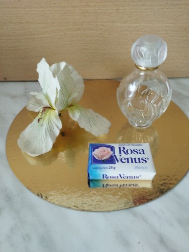 Leere flasche eau - flasche, toilette