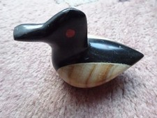 Ente aus lackiertem Holz und Achatstein