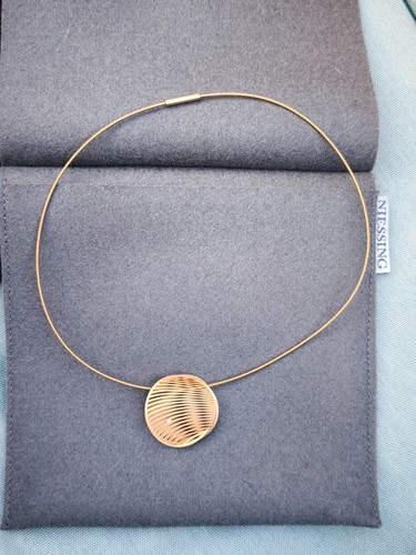 Goldschmuck von niessing - von, niessing/