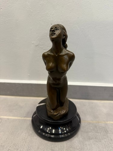 Weiblicher akt bronzefigur - akt",