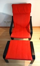 Ikea Poäng Schwingsessel mit Hocker, roter Bezug und schwarz lakiertes Holz