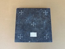 ALTER ALTARSTEIN MIT 5 KREUZEN