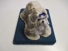 Figur Hund Malteser auf Podest