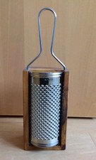 Käse- und Parmesanreibe aus Olivenholz und Edelstahl, neu