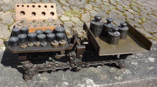 Waage antik deko mit gewichten - waage,