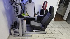 Simracing-Setup mit hochwertigem Alu-Rig, 49-Zoll- und 32-Zoll-Monitor