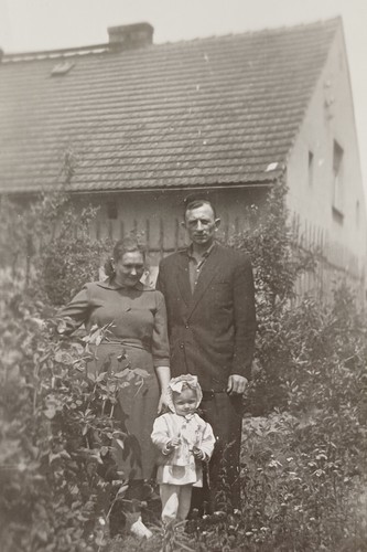Stolze eltern stehen mit - stolze,