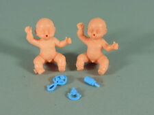 BABYS: Babys mit Schnuller, Rassel, Fläschen (blau)