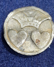 Silberner Knopf erinnert an