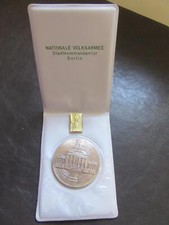 NVA Stadtkommandantur Berlin-Brandenburger Tor-Medaillie in Silber+Anstecknadel