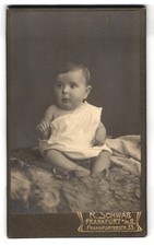 Fotografie R. Schwab, Frankfurt am Main, Frankfurterstraße 33, Sitzendes Baby i 
