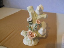 Dekofigur , Stamm mit Blumen und Tauben Porzellan.