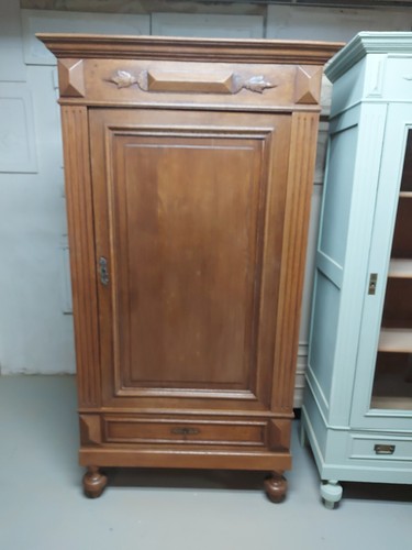 Antike schrank mit regalen - mit,