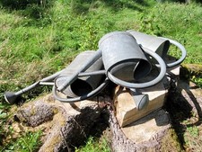 Zinkgefäße  Metallgießkannen Zinkeimer Metalltonne Sense Sägen Retro Gartendeko