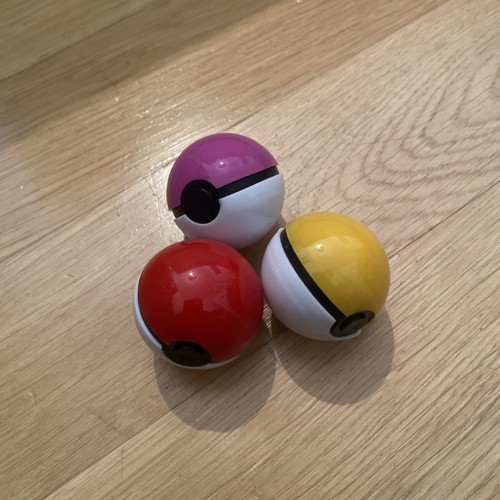 Kleiner pokeball mit pokemon - kleiner,