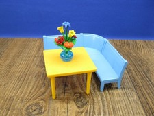 Tisch mit  Blumenvase &