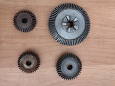 vier Stück alte Zahnräder /