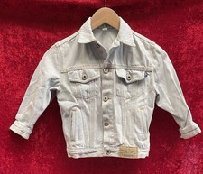 Blaue Jeansjacke im Jeansstil