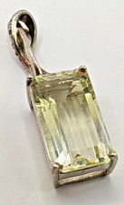 schöner Anhänger mit Stein