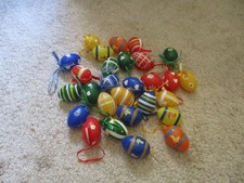 28 bunte Plastik Ostereier   (  Für draußen )    Vintage