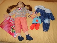 Sigikid, Puppe Freddy, 60 cm lang, weicher Körper, lange Haare, zusätzl. Kleid.