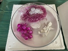 Glas schale mit Podest und Dekoration