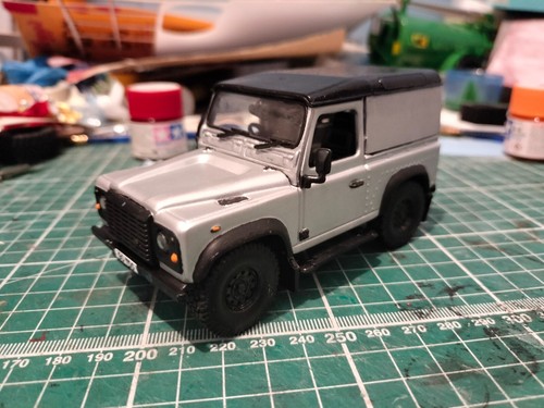 Land rover defender - 1:32,