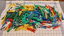 Wäscheklammern. Kunststoff, bunt gemischt.