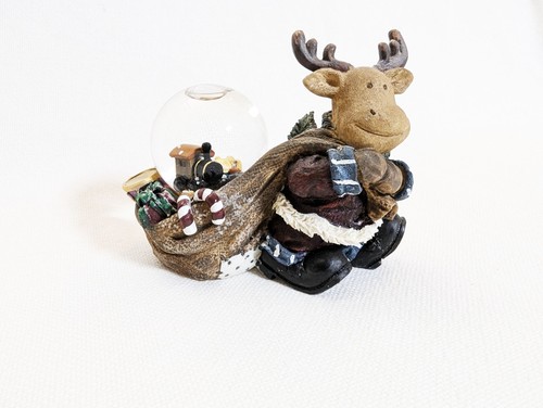 Elchfigur mit schneekugel - elchfigur,