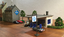 Konvolut Aral Tankstelle H0 mit Autos, Personen, beleuchtete Aral-Werbung
