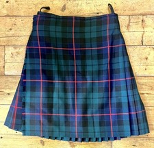 SCHWARZE UHR MIT ROTEM