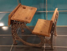 antike Puppen Stuhl Schulbank Schreibtisch Bank Guss eisen Holz HBT 23,5x20x29