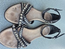 Sandalen mit Strass und Nieten