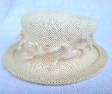 Hut mit Perlen und Bändern