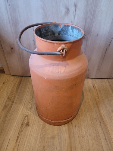 Alte milchkanne aus metall - milchkanne,