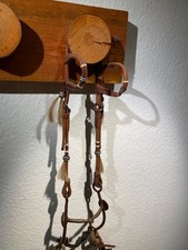 Western Show-Trense mit Pferdehaarquasten, Rohhaut & Stern-Conchos inkl. Gebiss