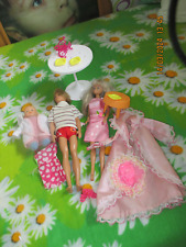 2 Barbys,Babypuppe 16cm groß mit Bademantel,Tisch,Hocker,Kleidung
