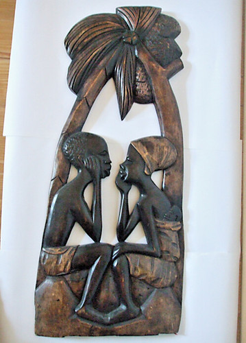 Holzrelief zeigt liebespaar - zeigt,