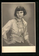 Foto-AK Junge Frau in karierter Bluse 