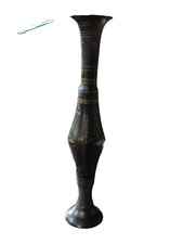 hohe schlanke Vase aus Messing