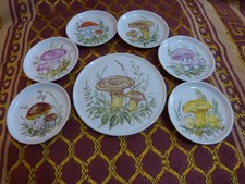 6 kleine Zierteller und 1 großer Zierteller, handbemalt , Porzellan