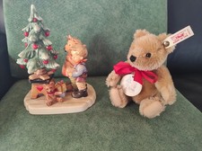 Goebel-Hummel Figur "Am Weihnachtsbaum mit Steiff Teddybär" 02-015-90-7