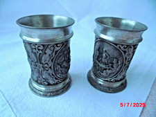 2  kleine Zinnbecher, Schnapsbecher, Pinnchen, Menschen am Tisch,  Höhe 5,5 cm