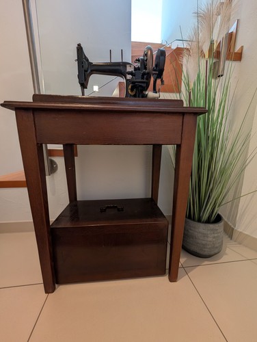 Alte nähmaschine mit tisch - nähmaschine,