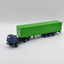 KAMAZ blauer LKW mit grünem