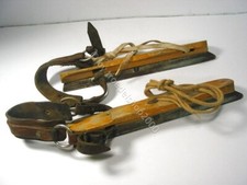 86) Ein Paar alte Kufen Schlittschuhe No. 24 Holz Leder Stahl Eislauf Schuhe