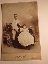 Vienna - 2 children - standing